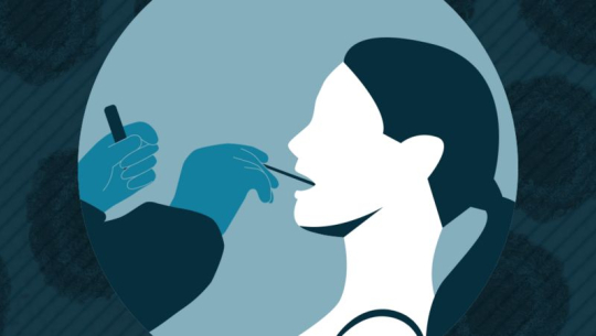 बाजुरामा घरमै पुुगेर कोभिड जाँच्दै स्वास्थ्यकर्मी