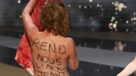 अभिनेत्रीले मञ्चमै कपडा खोलेपछि...