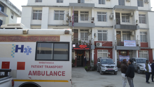 सुदूरपहाडबाट फिर्ता आएका ‘ट्रक एम्बुलेन्स’ मन्त्रालयमा थन्किए