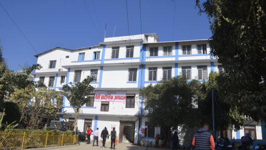 सुदूरपश्चिम सरकार सेती प्रादेशिक अस्पतालबाट हात झिक्दै