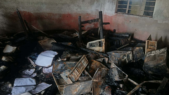 गौरीगंगाको प्यराडाइज बोर्डिङ स्कुलमा आगलागी, १५ लाख बराबरको क्षति