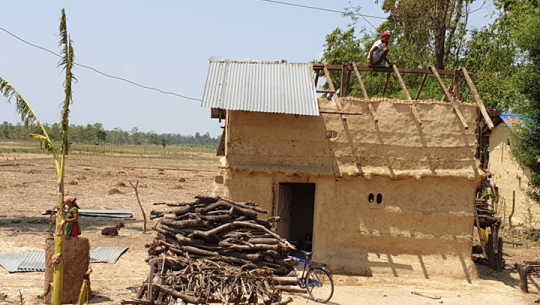 राहतको नाममा त्रिपाल समेत नपाएको धनगढीका हावाहुरी पीडितको गुनासो