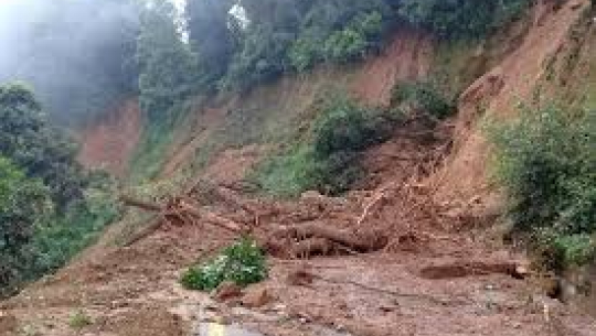 पहिरोबाट महाकाली लोकमार्ग अवरुद्ध