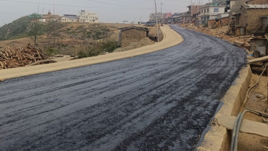 अछामकाे गैरिटाँड–बाँसकाडा सडक कालोपत्रे हुँदै