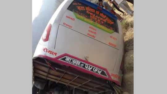 धनगढीबाट छुटेको बस डोटीमा दुर्घटना