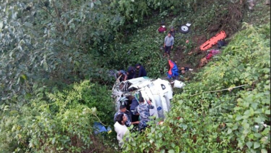 डोटीमा गाडी दुर्घटना, एक महिलाको मृत्यु, ६ बालबालिकासहित २१ घाइते