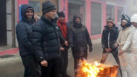 चिसो बढेपछि डडेल्धुराका चोकचोकमा आगो ताप्ने व्यवस्था मिलाईदै