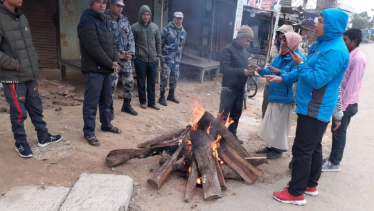 कैलाली र कञ्चनपुरमा जाडो भगाउन आगो बाल्दै सशस्त्र प्रहरी