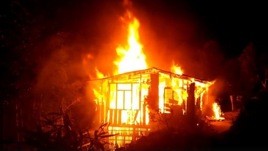 कैलालीमा एक घर जलेर ३ लाख बढीको क्षति