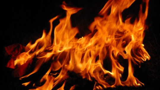 बझाङको एक होटेल र खुद्रा पसलमा आगलागी