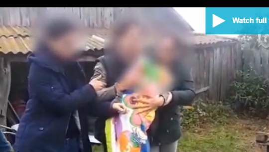 खान दिन नसकेपछि आमाले घाँटी थिचेर छोरा मारिन् (भिडियो)