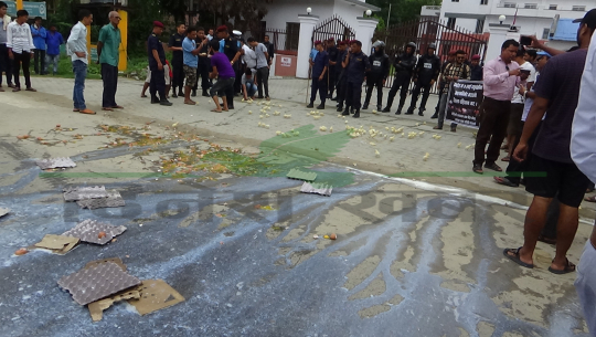 मुख्यमन्त्रीको कार्यालय अगाडी किसानले दुध पोखे, अण्डा फुटाए (भिडियो सहित)