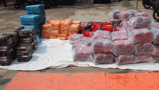 धनगढी र टीकापुरबाट सवा तीन लाखको अवैध सामान बरामद