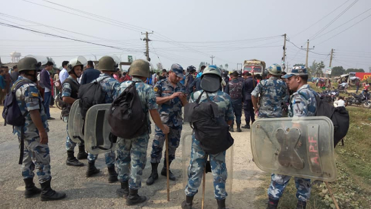 कैलालीमा बसको ठक्करबाट दुई बालकको मृत्यु भएपछि पूर्वपश्चिम राजमार्ग अवरुद्ध