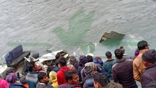 बाजुरामा यात्रुबाहक जीप कर्णाली नदीमा खस्दा ४ जनाको मृत्यु