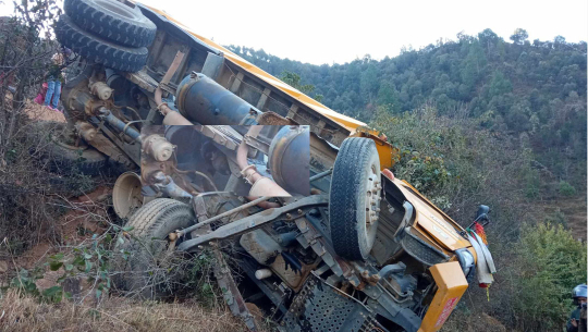 बैतडीमा टिप्पर दुर्घटना