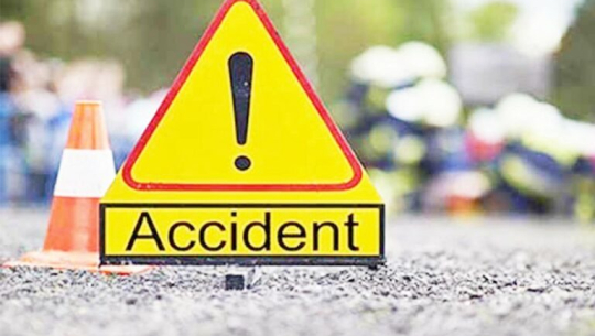 बैतडीबाट महेन्द्रनगरतर्फ आइरहेको बसको ढोका भाँचिएपछि...