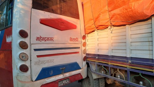 कञ्चनपुरबाट हिँडेको बस बैतडीमा ट्रकसँग ठोक्कियो