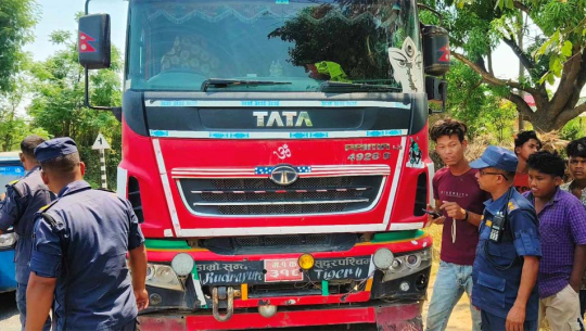 अत्तरियामा टेलरले मोटरसाइकललाई ठक्कर दिँदा तीन जना घाइते