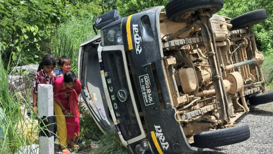 सुर्खेतमा फोर्स गाडी दुर्घटना: १९ जना घाइते, तीन जनाको अवस्था गम्भीर
