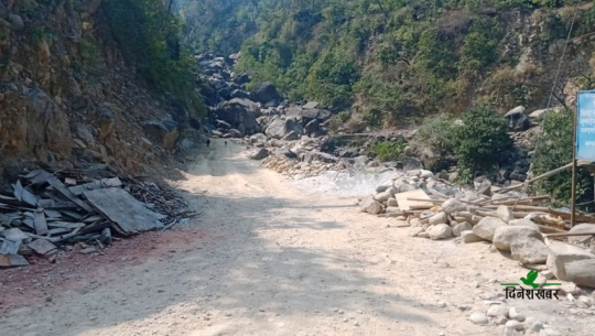 चिसापानी मोहन्याल सडक स्तरोन्नति गरिँदै 