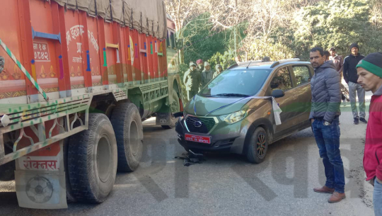 डडेल्धुरामा ट्रक र कार ठोक्किदा श्रीमती सहित वडा अध्यक्ष घाईते