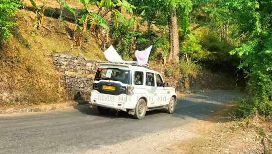 बैतडीमा एमालेको प्रचारमा भारतीय गाडी प्रयोग 