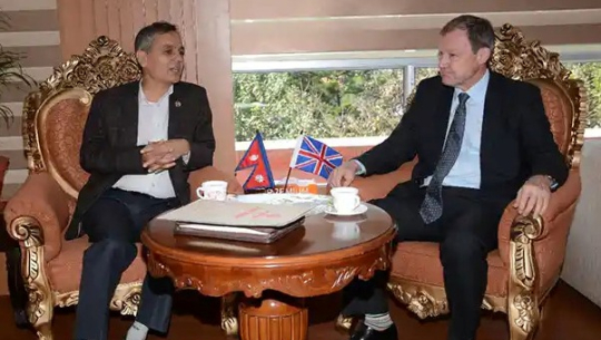 गृहमन्त्री अर्याल र नेपालका लागि बेलायती राजदूतबीच शिष्टाचार भेट