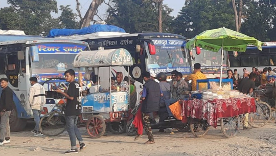 सुदूरपश्चिममा मालबाहक सवारी जस्तै सामान हालेर हुइकिन्छन् यात्रुबाहक बस