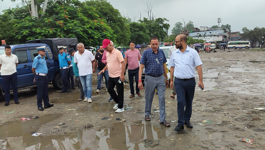 अत्तरिया बसपार्कको दुर्दशा निरीक्षण गर्न पुगे मन्त्री र नेताहरु, व्यवस्थित बनाउने प्रतिबद्धता 