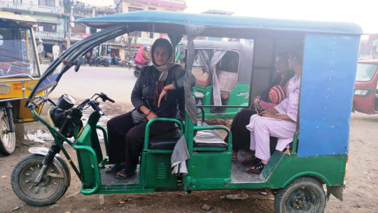 इ–रिक्सा चलाएर आत्मनिर्भर बन्दै महिला