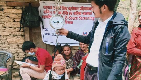 बैतडीको सुर्नयाले कुपोषित बालबालिकाको खोजी गर्दै