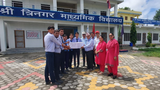त्रिनगर माध्यमिक विद्यालयद्वारा भोटेकोशी बाढीपीडितलाई ६६ हजार पाँच रुपैयाँ सहयोग