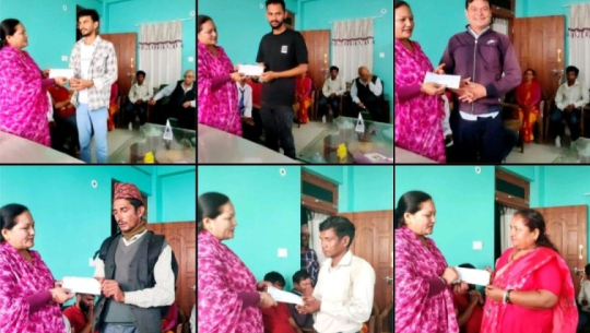 उपमेयर चन्दद्वारा आफ्नो सुविधाको रकमबाट विपन्न विद्यार्थीलाइ सहयोग