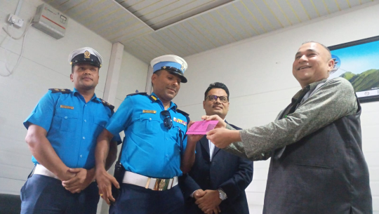बिना हेलमेट बुलेट बाइक चलाएका मुख्यमन्त्री कमलबहादुर शाहलाई ५ सय जरिवाना