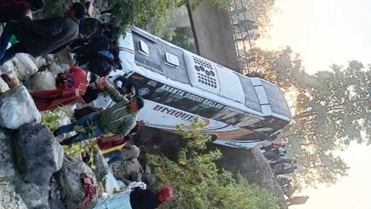 कुम्भ मेला जाँदै गरेको बस  दुर्घटना, ४० जना तीर्थयात्री घाइते