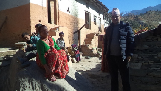 वादी टोलको सुधारका लागि कुराकानी गर्दै थलारा गाँउपालिका ५ नम्वर वडा अध्यक्ष दिर्घराज जोशी र वडा सदस्य शारदा वादी । तस्विरः जगदीश रोकाया, बझाङ