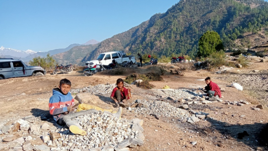 विद्यालय बिदा हुँदा गिट्टी कुट्छन् बझाङका बालबालिका