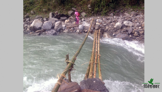 बझाङमा बनेको पुल सञ्चालनमा आएन, जोखिम मोलेर तर्दै स्थानीय 