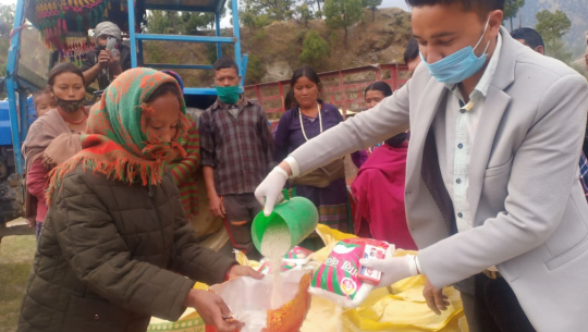 बाजुरामा वडा अध्यक्षद्धारा खाद्यान्न र मास्क वितरण