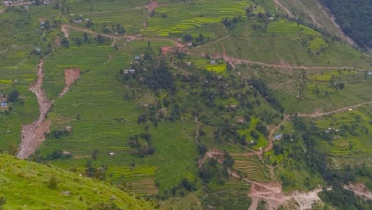 बाजुराका ग्रामिण सडकमा चिरा, गाडी चल्नै छाडे 