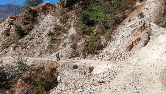 बाजुराका ग्रामीण सडक कालोपत्रे नहुँदा स्थानीयलाई सास्ती