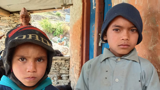 आमाको मृत्यु र बुवा भारतमा हराएपछि डोटीमा तीन बालबालिकाको विचल्ली