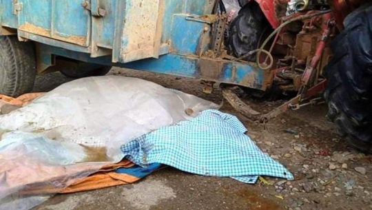 कैलालीमा ट्याक्टरको ठक्करबाट बालिकाको मृत्यु, २३ घण्टादेखी शव घटनास्थलमै