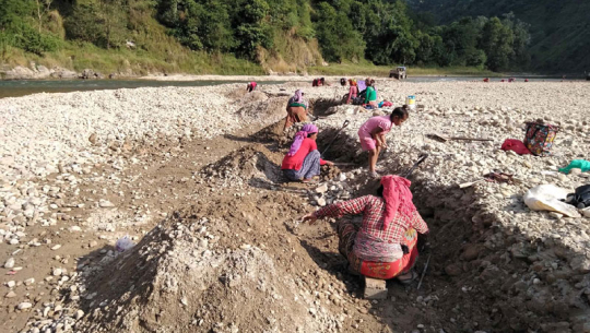 कञ्चनपुरको महाकाली नदीमा बालुवा छानेर जीविका चलाउँछन् ‘सोनाह जाति’