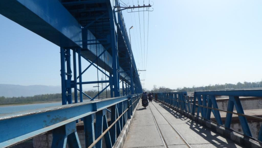 महाकालीमा जलस्तर घटेपछि बनबासा पुलमा यातायात सञ्चालन