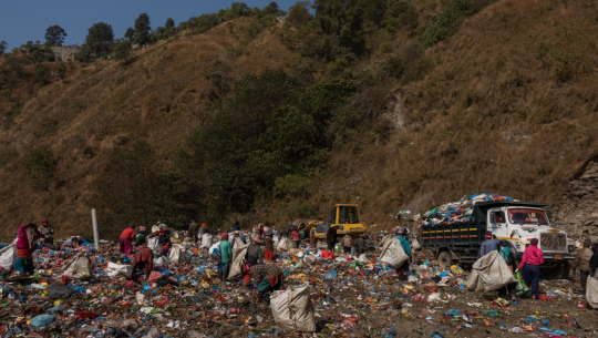 स्थानीयको अवरोधले काठमाडौँ उपत्यकाको फोहर विसर्जन रोकियो