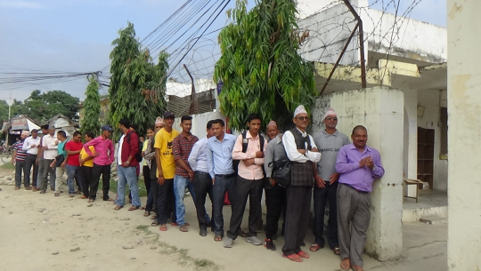 नेपाल राष्ट्र बैंक धनगढीमा नयाँ नोट साट्नेहरुको घुईचो