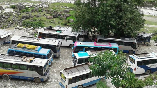 सुदूरपश्चिम सरकारले निर्धारण गरेको भाडादरका विरुद्धमा यातायात व्यवसायी 