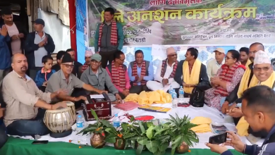 झुलाघाटमा पक्की पुल निर्माणको माग गर्दै अनसनमै डेउडा